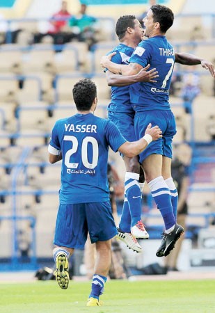 فرحة لاعب الهلال نيفيز مع زميليه ناصر الشمراني وياسر القحطاني 