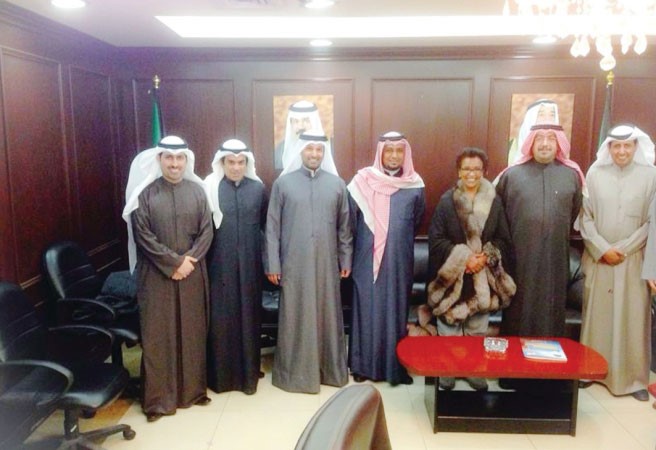 نائب رئيس اللجنة المنظمة العليا الشيخة نعيمة الاحمد مع طلال المحطب وسند العجمي ونواف الدويش وعدد من المنظمين للبطولة﻿