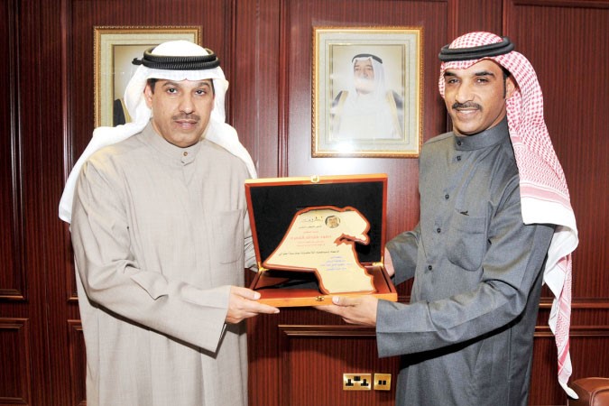 دحمود فليطح يتسلم درعا من خالد الشمري﻿