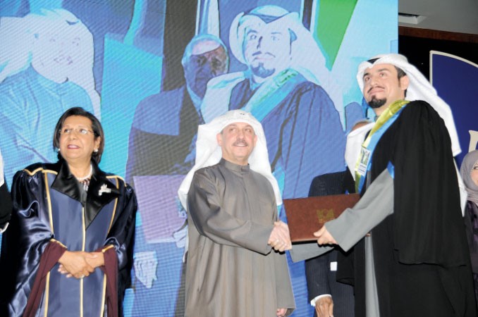 احد الخريجين يتسلم شهادة تخرجه