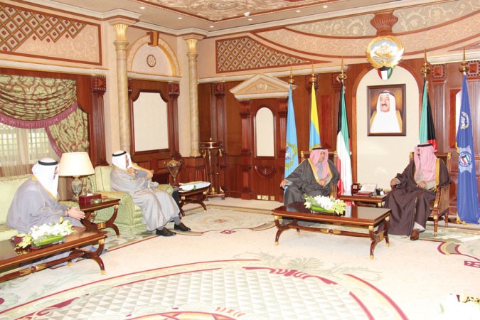 سمو ولي العهد الشيخ نواف الاحمد مستقبلا الشيخ خالد الجراح والشيخ سلمان الحمود والشيخ محمد العبدالله﻿