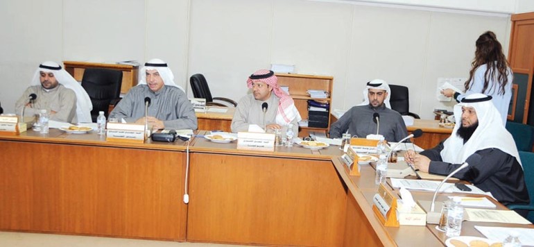 حمود الحمدان وراكان النصف وفيصل الكندري وفيصل الشايع ومحمد الجبري خلال اجتماع اللجنة المالية امس﻿