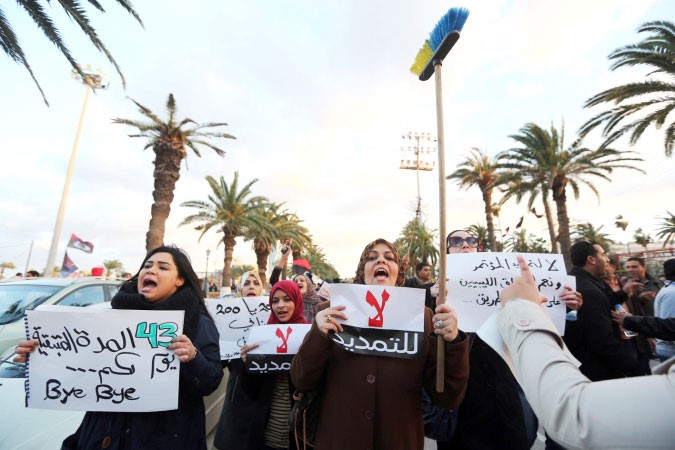 جانب من تظاهرة ليبية تطالب بعدم تمديد ولاية المؤتمر الوطني العام في ساحة الشهداء في طرابلس افپ