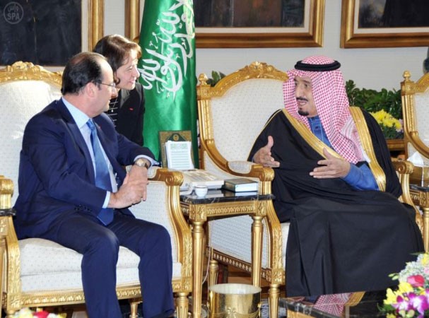 صاحب السمو الملكي الامير سلمان بن عبدالعزيز ولي العهد السعودي نائب رئيس مجلس الوزراء وزير الدفاع مستقبلا رئيس الوزراء الفرنسي فرانسوا هولاند في مطار الملك خالد بالرياض واس 