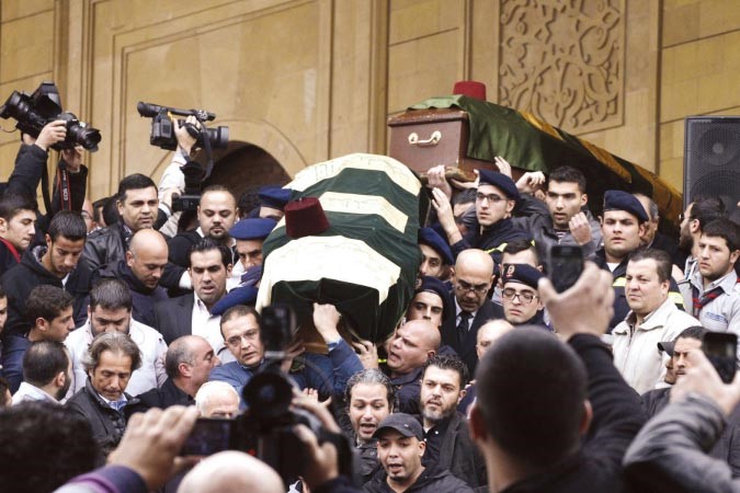 لبنانيون يشيعون وزير المالية الراحل محمد شطح ومرافقه من مسجد الامين في بيروت امس افپ 