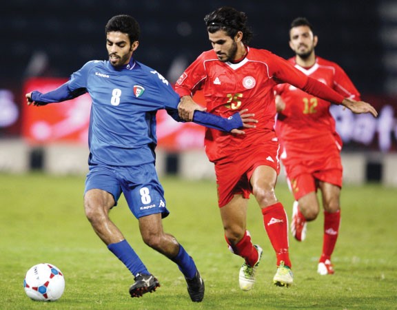 لاعب وسط الازرق احمد الظفيري تالق امام لبنان