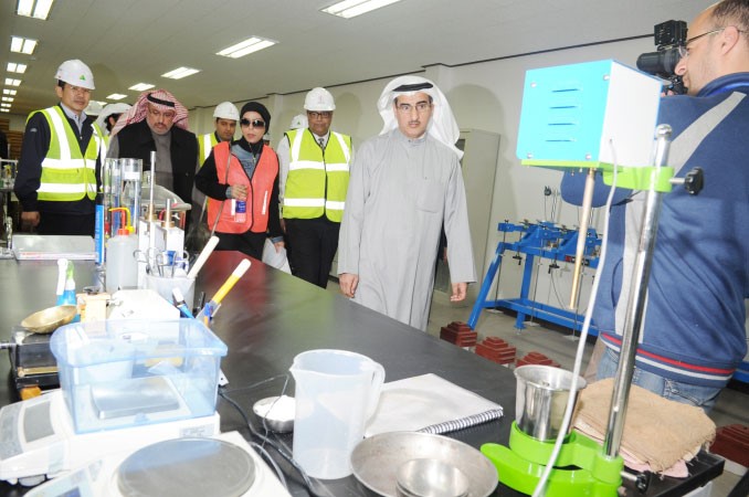 وزير الاشغال م عبدالعزيز الابراهيم داخل معمل فحص التربة﻿