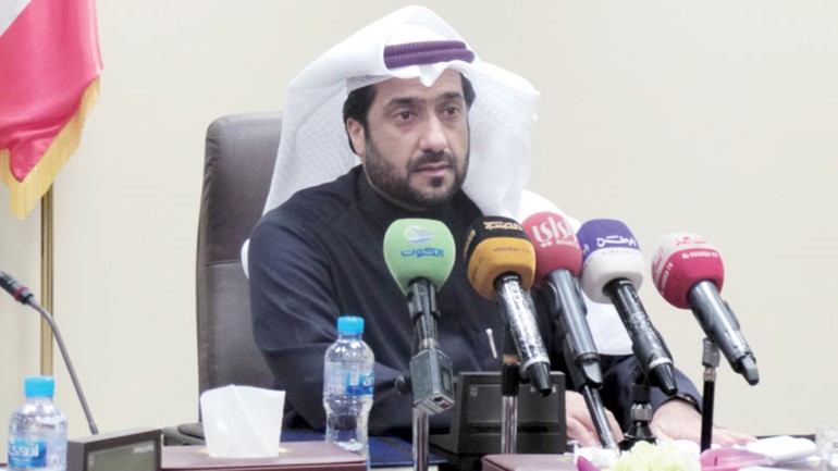 عبدالمحسن العنزي متحدثا خلال المؤتمر الصحافي