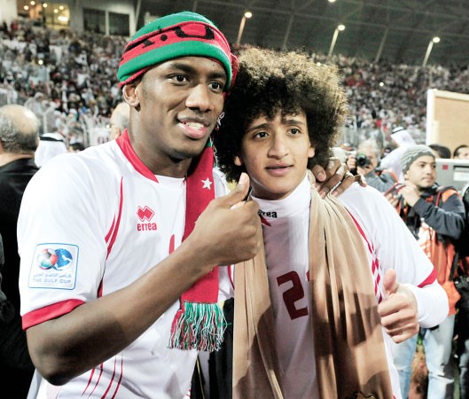 نجما الامارات عمر عبدالرحمن وفيصل خليل يحتفلان بلقب خليجي 21