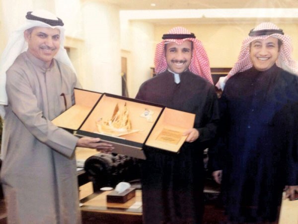 رئيس مجلس الامة مرزوق الغانم يتسلم درعا من الحكم ناصر العنزي﻿