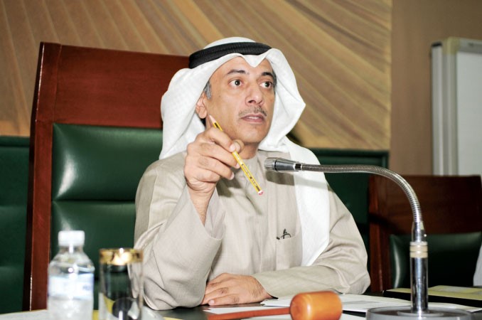 مهلهل الخالد خلال ترؤسه الجلسة
