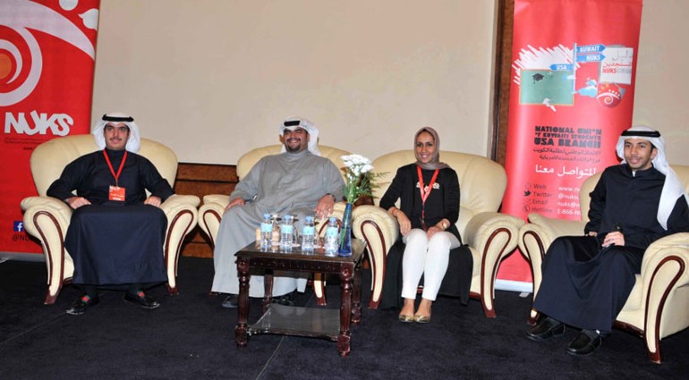الطلبة المشاركون في الحوار 