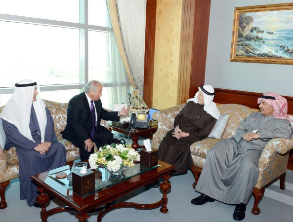عبدالعزيز العدساني خلال لقائه دعبداللطيف البدر بحضور اسماعيل الغانم