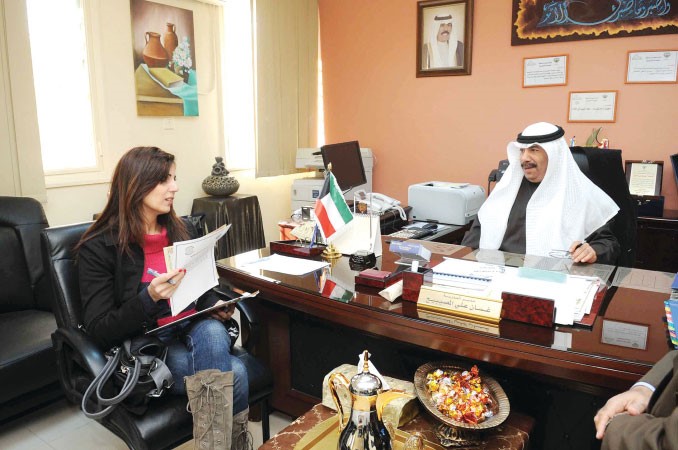 مدير المدرسة غسان المصيبيح خلال لقائه مع الزميلة ندى ابونصر ﻿