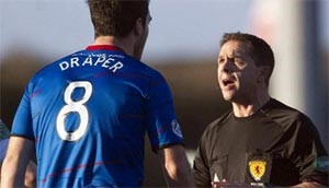 بالفيديو.. لاعب «رينجرز» يطرح الحكم أرضًا بعد إعاقته له أثناء المباراة 