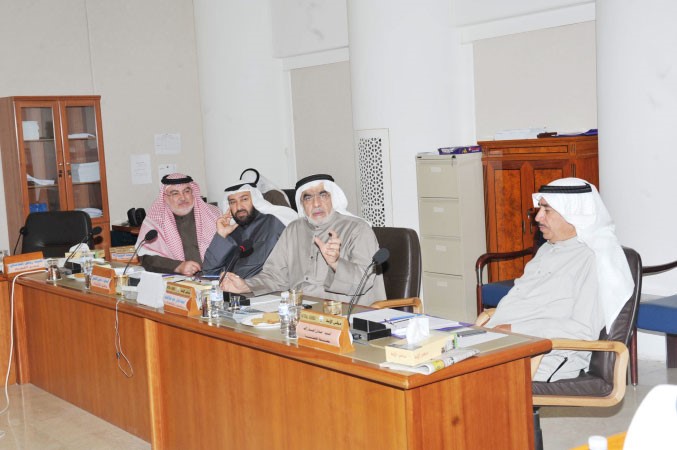 معادل الجارالله وعدنان عبدالصمد ودعلي العمير وخليل الصالح خلال اجتماع اللجنة﻿