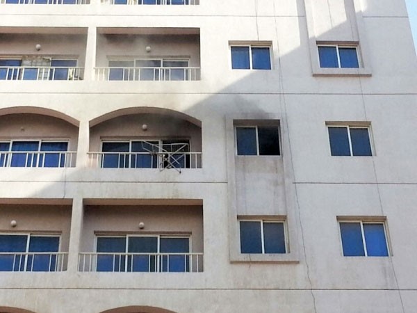 الدخان يتصاعد من الدور السادس للبناية بعد السيطرة على الحريق﻿