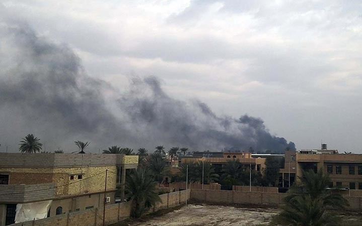  سحب الدخان تتصاعد خلال الاشتباكاتبينالامن العراقي والمعتصمين في الرمادي قبل فض خيمهم بالقوة امس	افپ﻿