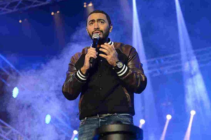 فتاة تثير رعب تامر حسني في استاد القاهرة.. ويوقف الحفل ليرد على الهاتف.. من المتصل؟ 
