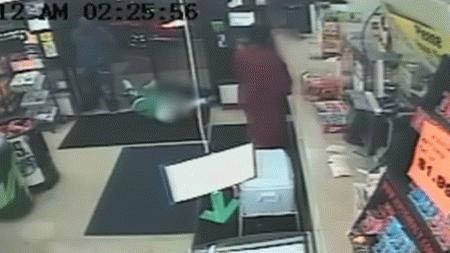 فيديو صادم لمتسوقي متجر أمريكي يمرون فوق جثة قتيل دون مبالاة