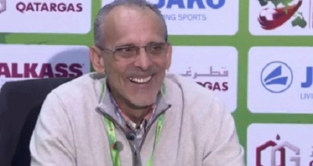 بالفيديو.. في لقطة طريفة.. مدرب منتخب الكويت يسأل أحد الصحافيين «أنت أهلاوي ولا زملكاوي»؟ 