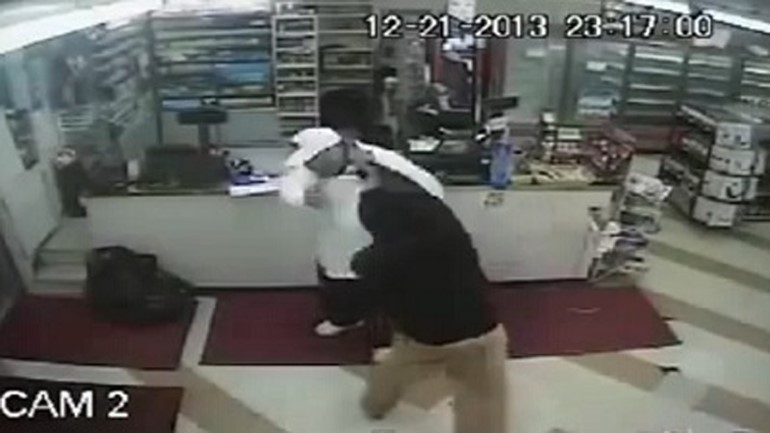 بالفيديو.. لص يفشل في سرقة محل تجاري بعد أن سقط سلاحه 