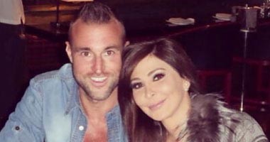 إليسا تتناول العشاء مع أصدقائها في دبي 
