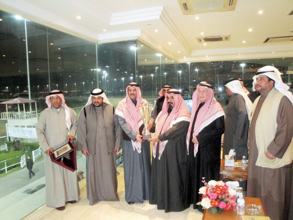 الشيخ احمد الخليفة يسلم الكاس الى عميد اسطبل الفنار 