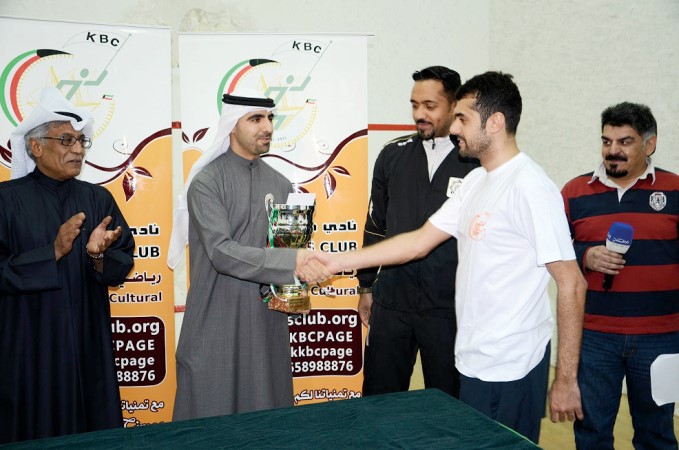 احمد سلطان يكرم عبدالله مقصيد الفائز بالمركز الاول من الوطني