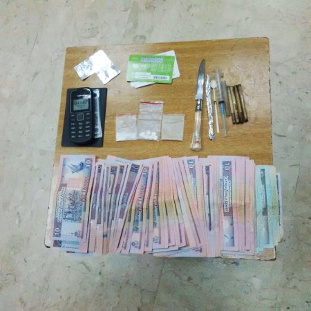 المطلوب ضبط بحوزته مبالغ مالية ومواد مخدرة﻿