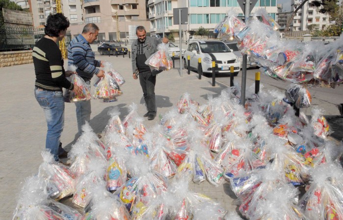 نازح سوري يبيع اقنعة وقبعات بمناسبة راس السنة في احد شوارع بيروت محمود الطويل 