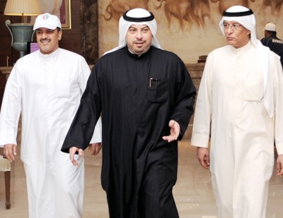 الشيخ طلال الفهد مغادرا الفندق