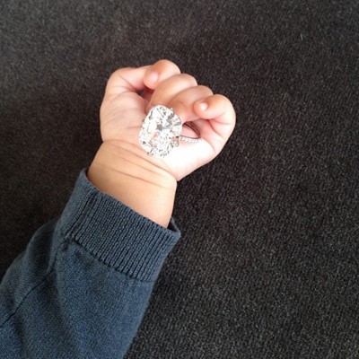 كيم كارداشيان تعبر عن امتنانها لعام 2013 بصورة " خلاقة " .. شاهد