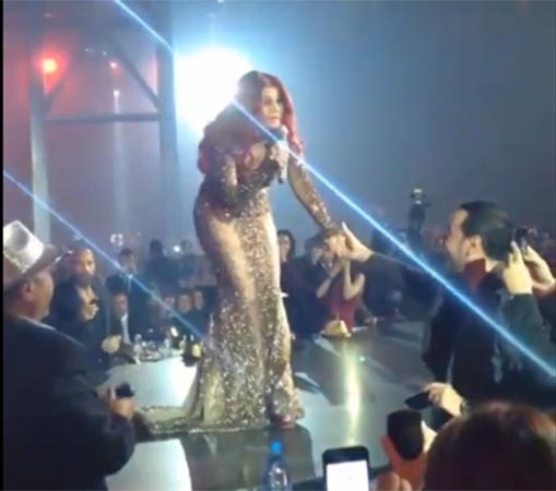 بالفيديو.. هيفاء تغازل أحد معجبيها في حفل رأس السنة.. وتبهر الجميع بفستان ساحر