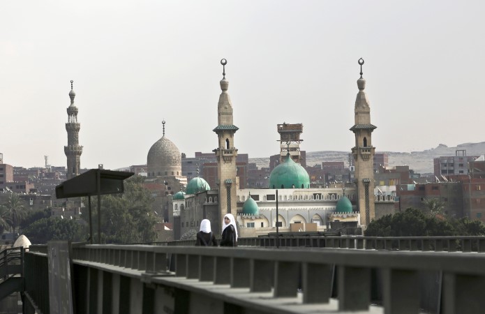 طالبتان مصريتان تسيران على جسر للمشاة بالقرب من الجامع الازهر في القاهرة امس الاول افپ