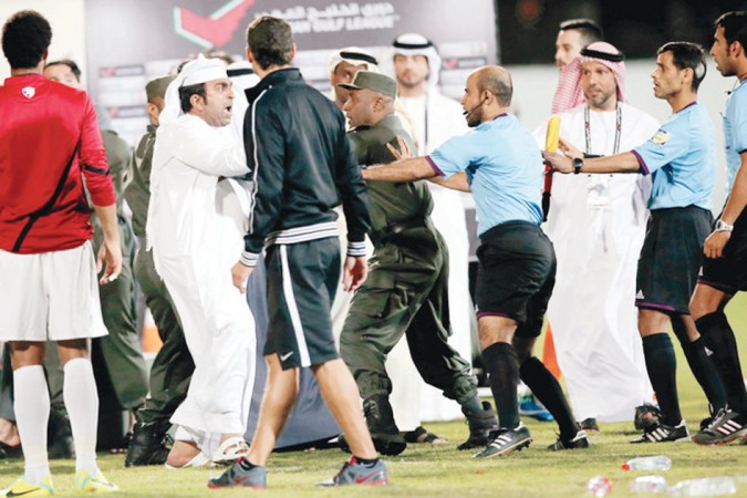 الاداري عبدالله احمد لحظة احتكاكه مع الحكم