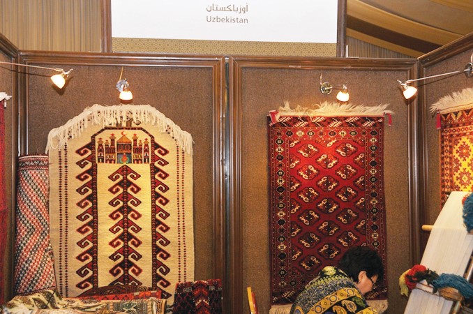 بعض المعروضات في جناح سجادة الصلاة