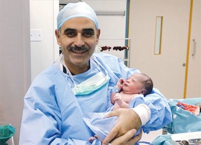 دعمرو الصياد يحمل اول مولود كويتي في 2014﻿