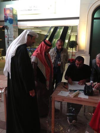 الحارث خالد الخراز يخط اللوحة
