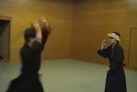 بالفيديو.. مدرب ساموراي كاد أن يقسم وجه لاعب بالسيف ويصيبه بجروح
