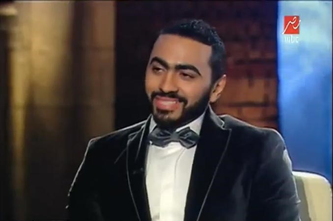 بالفيديو.. مذيعة "إم بي سي مصر" تغازل تامر حسنى