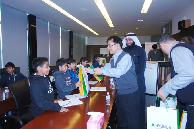 مدير شركة هيونداي يوزع الهدايا على التلاميذ﻿