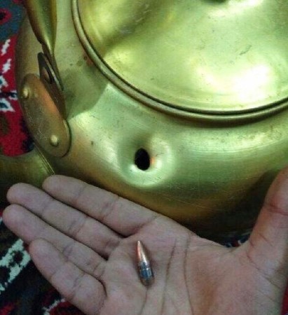 الصورة المنتشرة على مواقع التواصل الاجتماعي تبين اختراق طلقة طائشة لـغوري في ديوانية مواطن