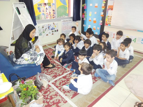 احدى المتطوعات مع مجموعة من الاطفال﻿