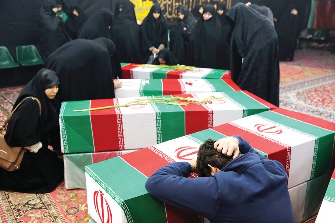 ايرانيون يبدون حزنهم البالغامس خلال مراسماقيمت في طهران لدفن رفات جنود قتلوا خلال الحرب العراقيةالايرانية اپ 