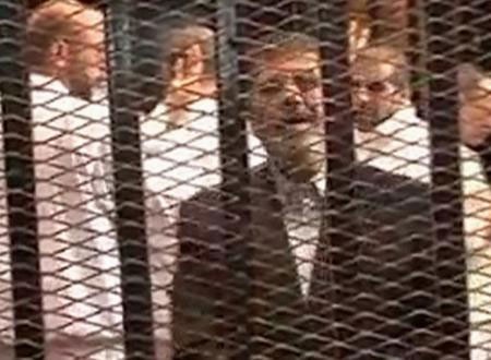 محاكمة مرسي و130 آخرين بتهمة الهروب من السجن تبدأ في 28 يناير