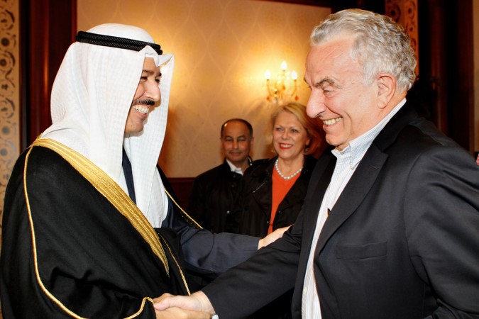 الشيخ احمد الجابر يصافح رئيس الاتحاد الدولي للتنس فرانسيسكو ريتشي﻿