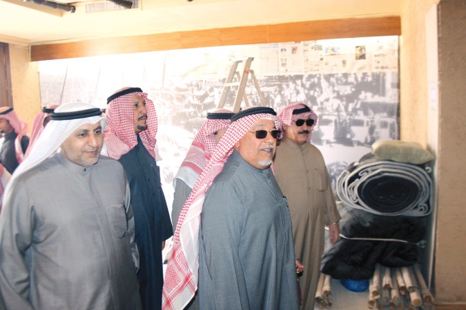 الشيخ علي الجراح خلال جولته في المتحف﻿
