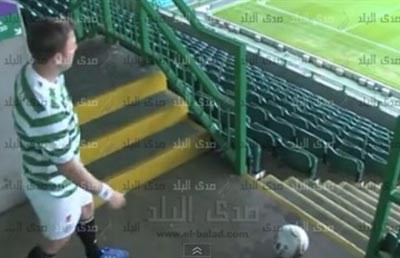 بالفيديو.. لاعب ناشئ  يسدد الكرة من المدرجات مباشرة في عارضة المرمى 