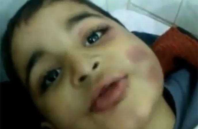 بالفيديو... عراقي فاقد الرحمة يحرق ابنه ويحاول قتله لإرضاء زوجته !